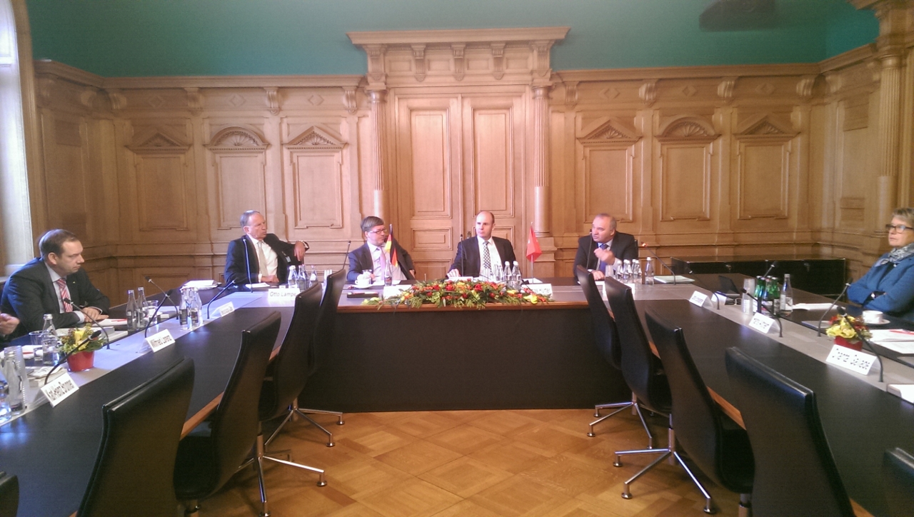 D Parlament und Streitkraefte Bild 1